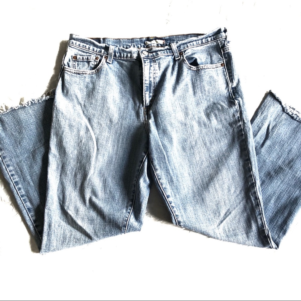 Levi’s 515 bootcut in distressed condition